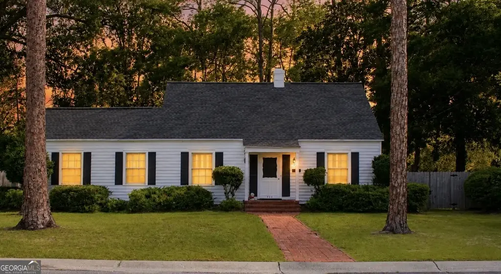 713 Magnolia Drive, Waycross