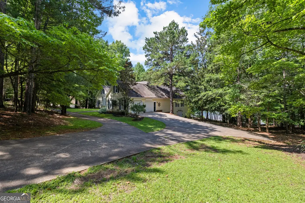 280 Waters Edge Lane, Newnan
