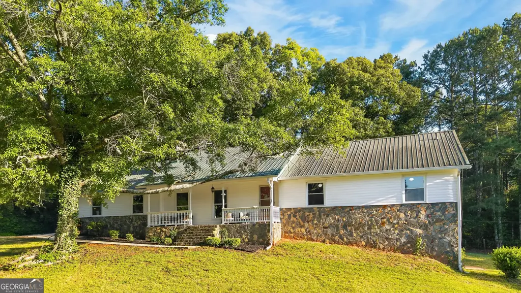 662 Highway 18 W, Barnesville