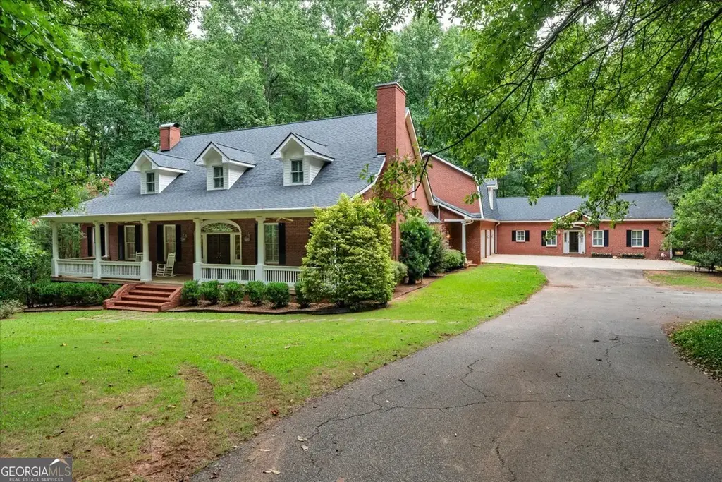 222 Newton Drive, Forsyth