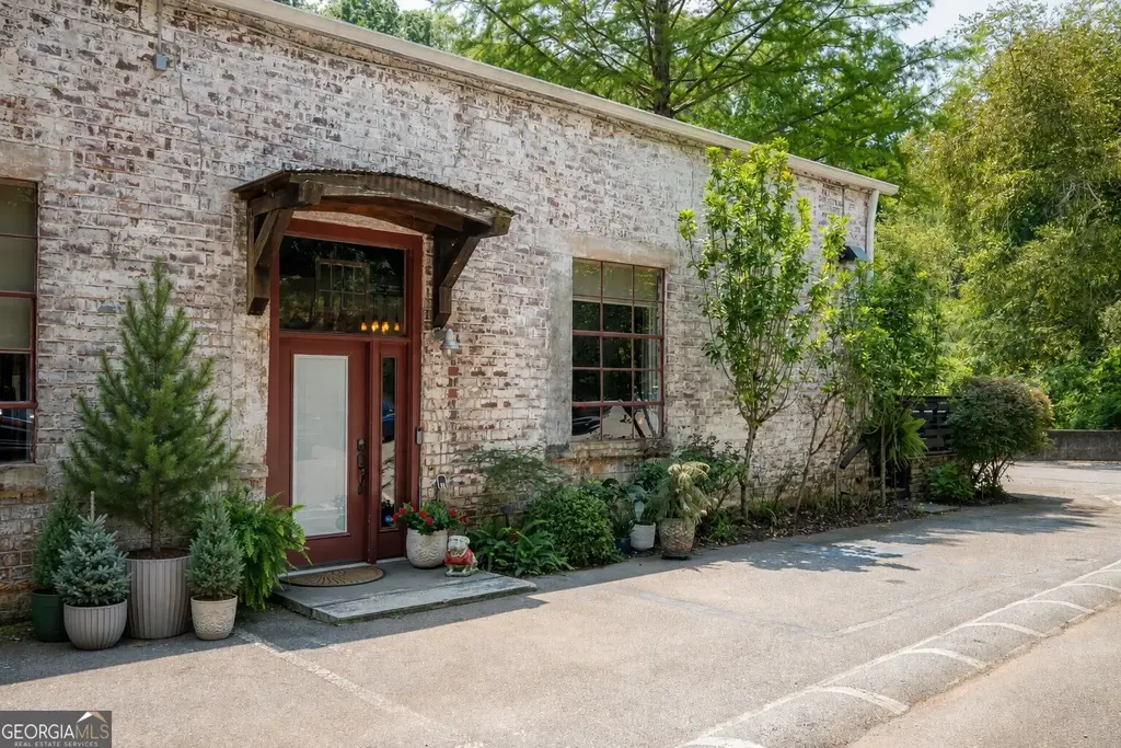 585 White Circle 32, Athens