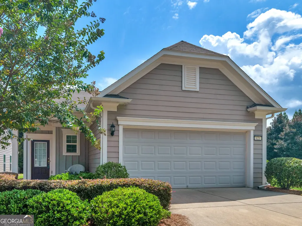 621 Larch Looper Drive, Griffin