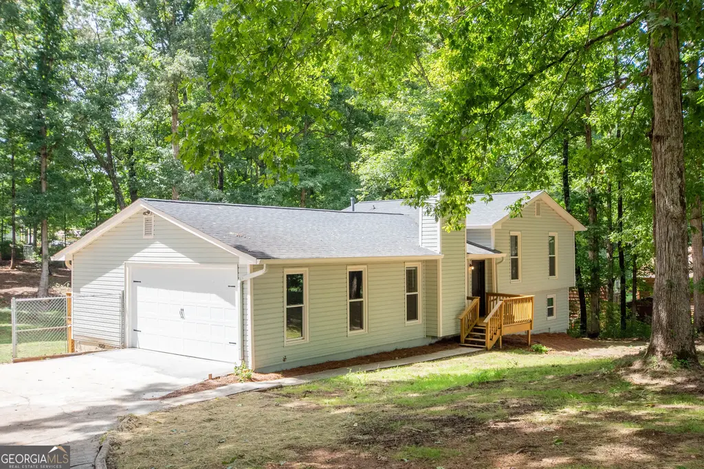 240 Hearthstone Drive W, Newnan