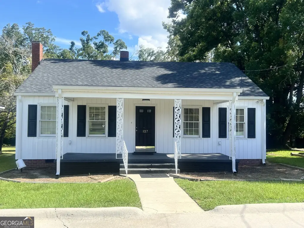 127 W Stuart Avenue, Lyons