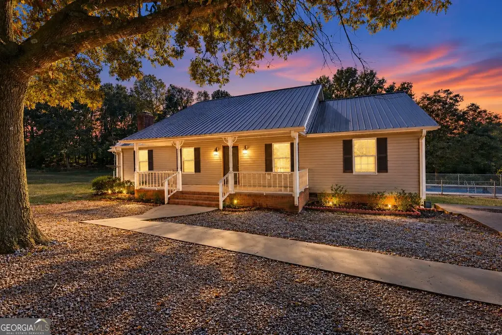 81 Peeples Street, Canon