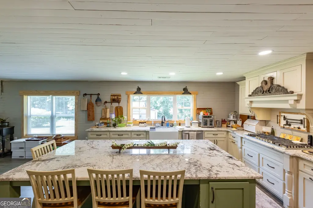 655 White Road, Thomaston