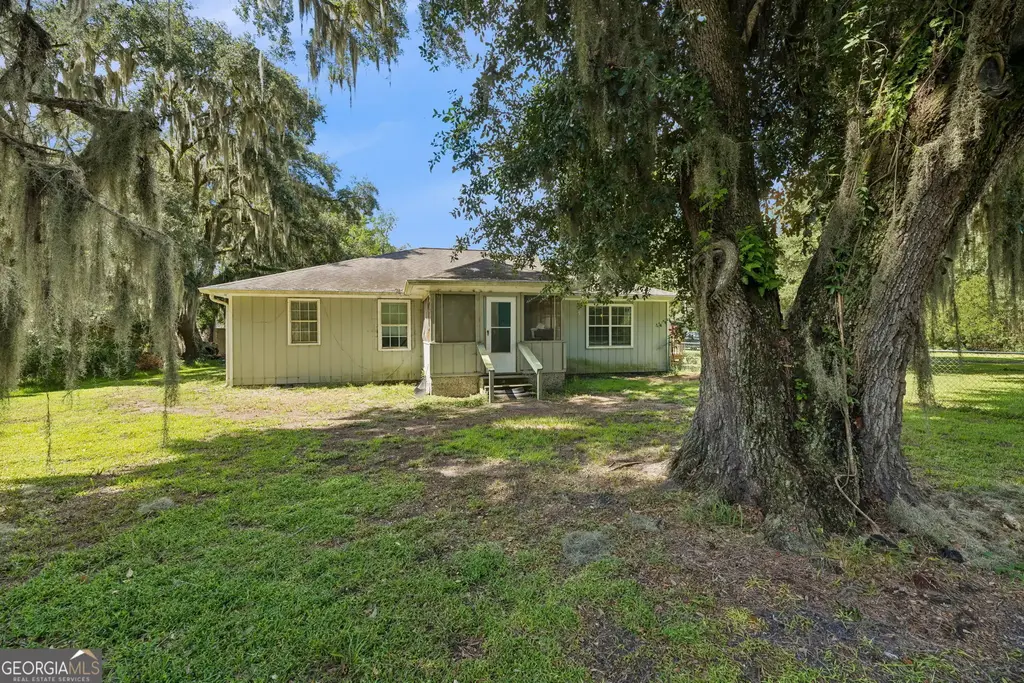 3107 Islands Highway, Midway