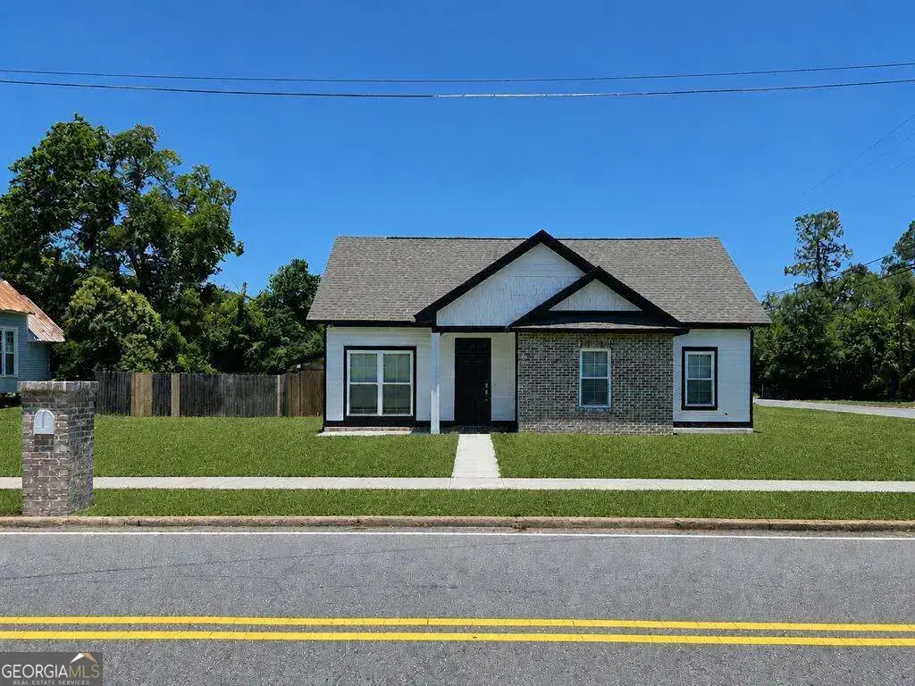 215 E Eighth Street, Adel