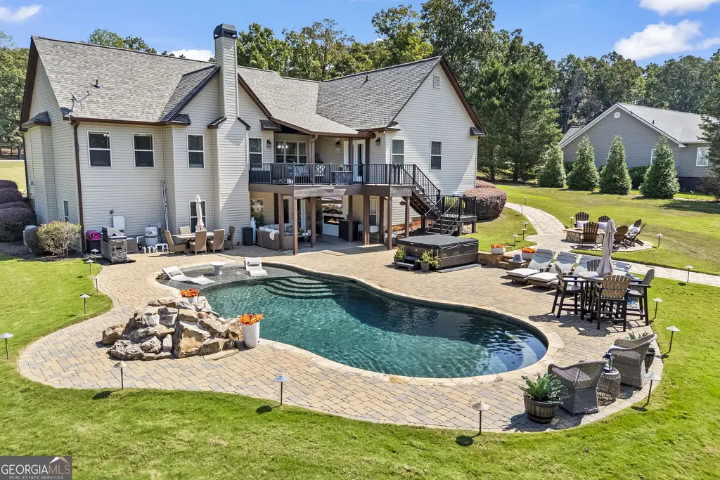 300 Stone Creek Drive, Hull