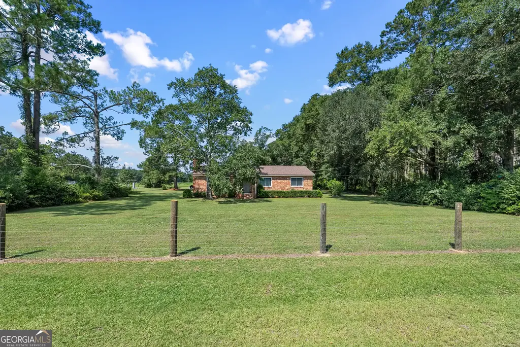 677 Palmer Road, Pelham