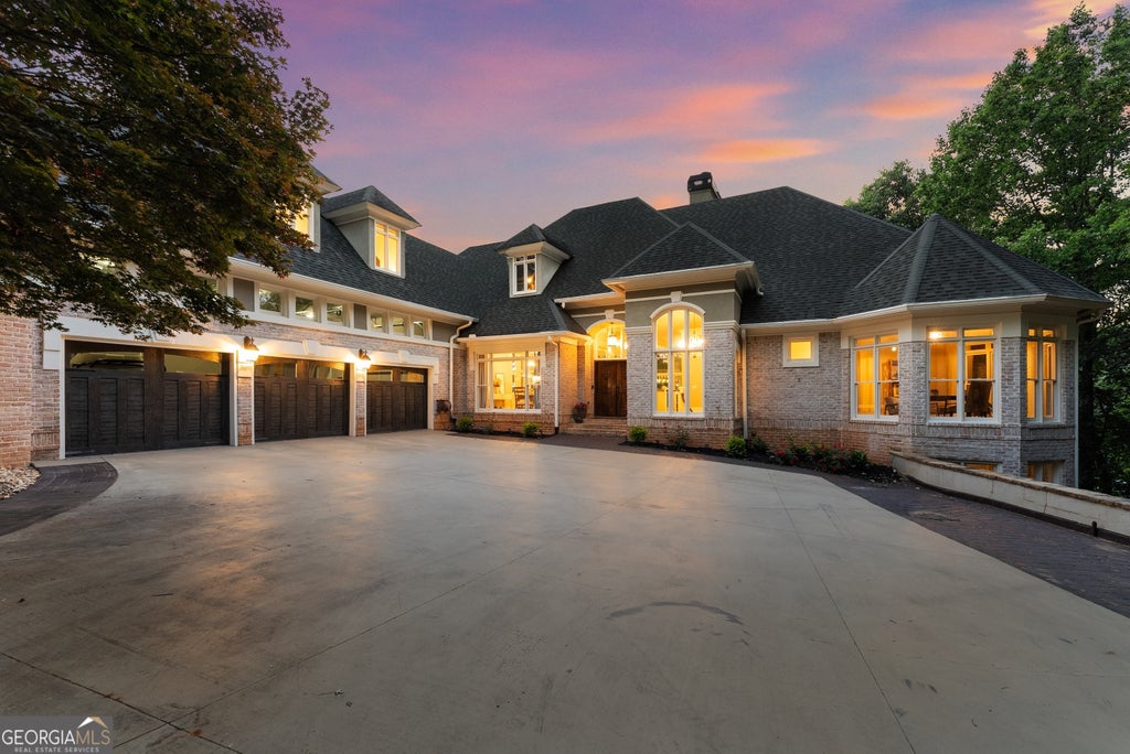 5610 Point West Drive, Oakwood