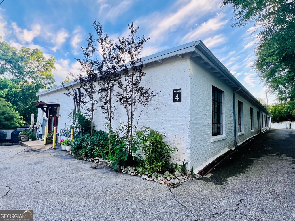 585 White Circle 406, Athens