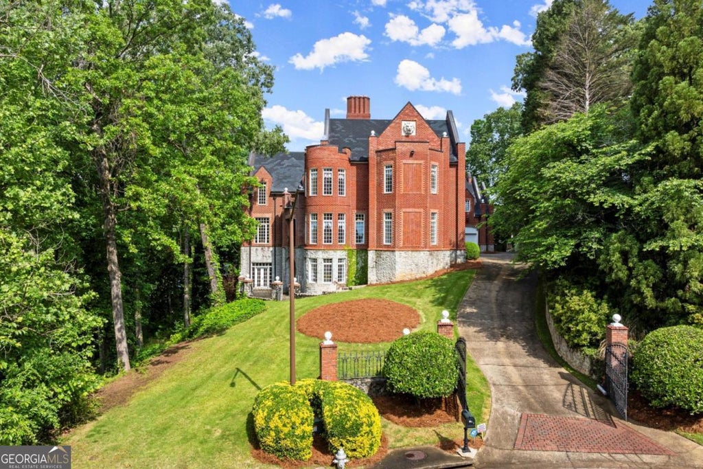 3863 Streamside Drive S, Marietta