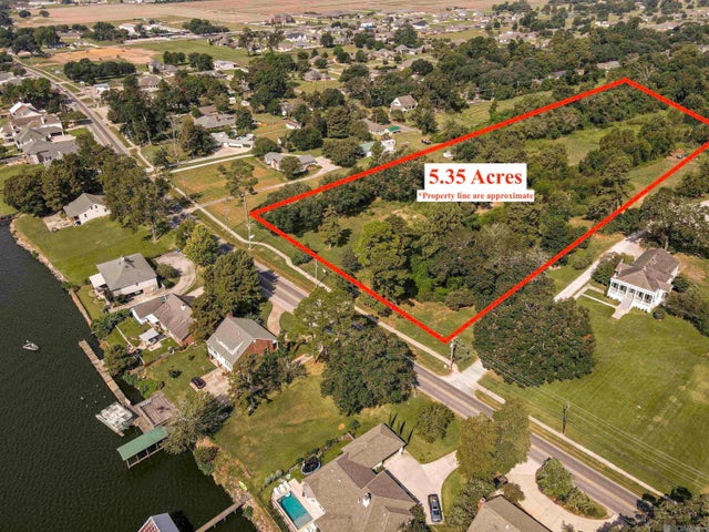 1304 False River Dr, New Roads