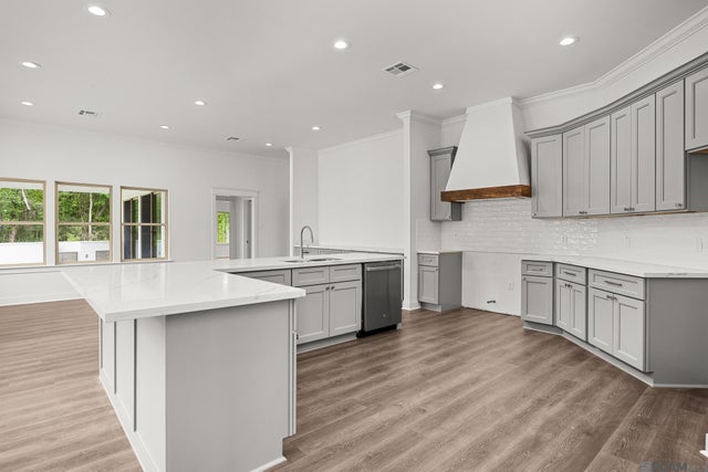 1033 W Worthey St, Gonzales