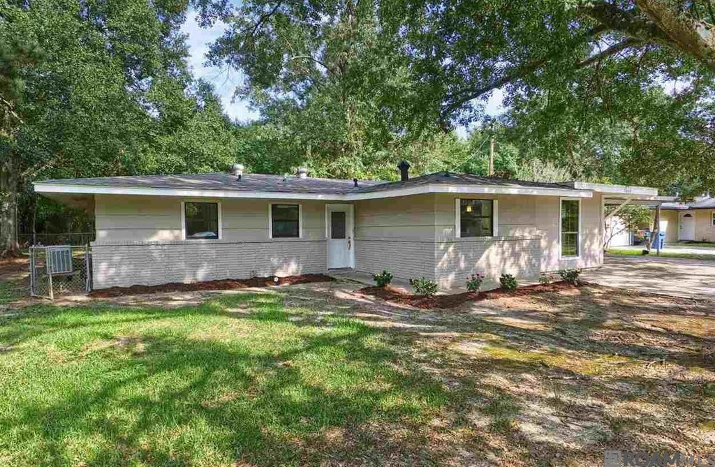 2060 S Woodcrest St, Denham Springs