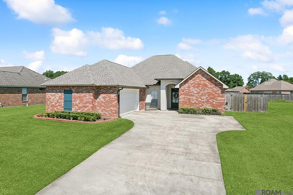 38663 Red Bud Ln, Denham Springs