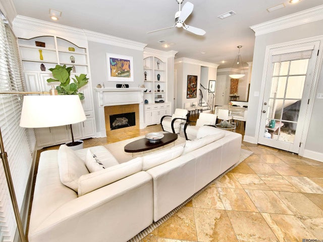 535 Lake Villa Dr, Baton Rouge