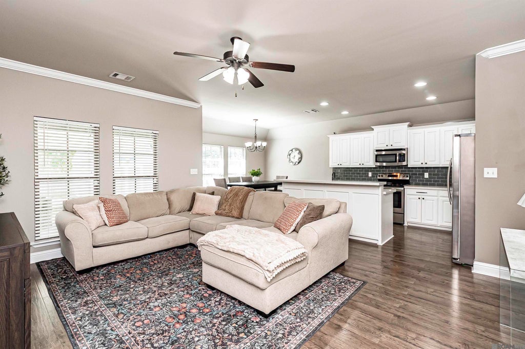 9166 Cypress Lake Dr, Denham Springs