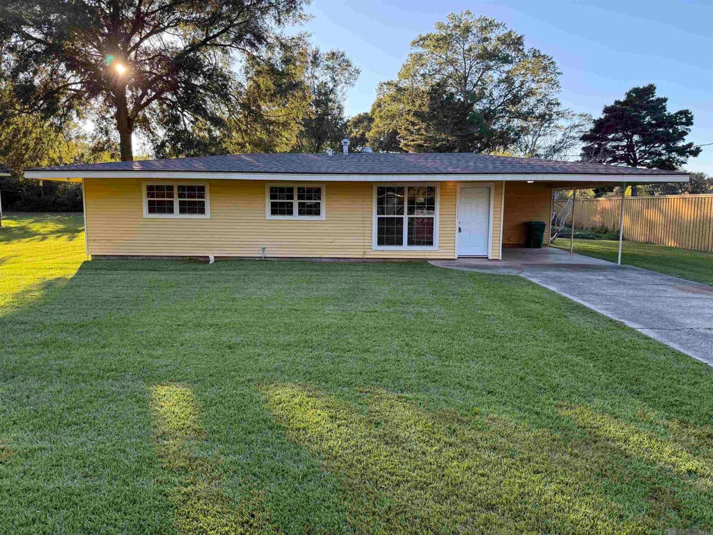 1321 N Woodcrest Ave, Denham Springs