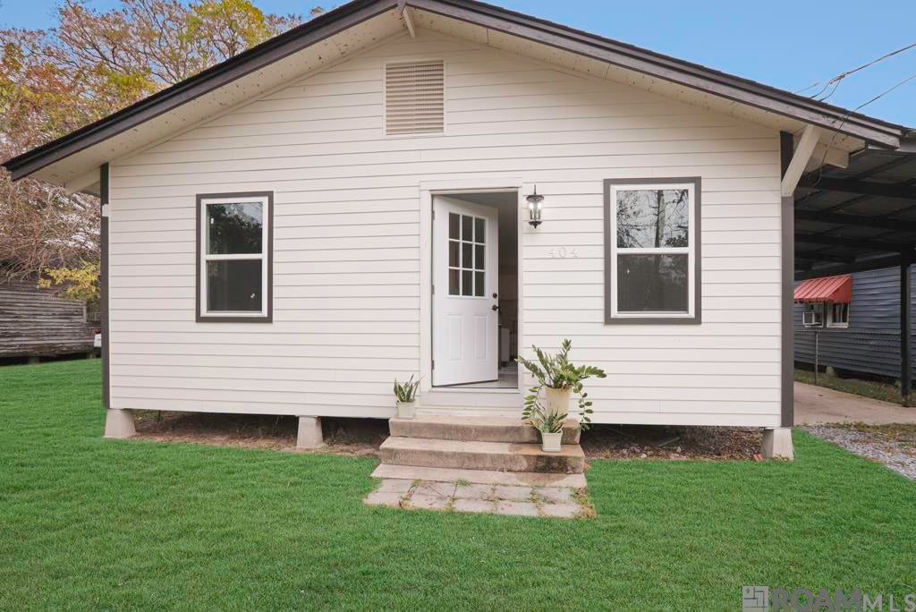 404 W New River Rd, Gonzales