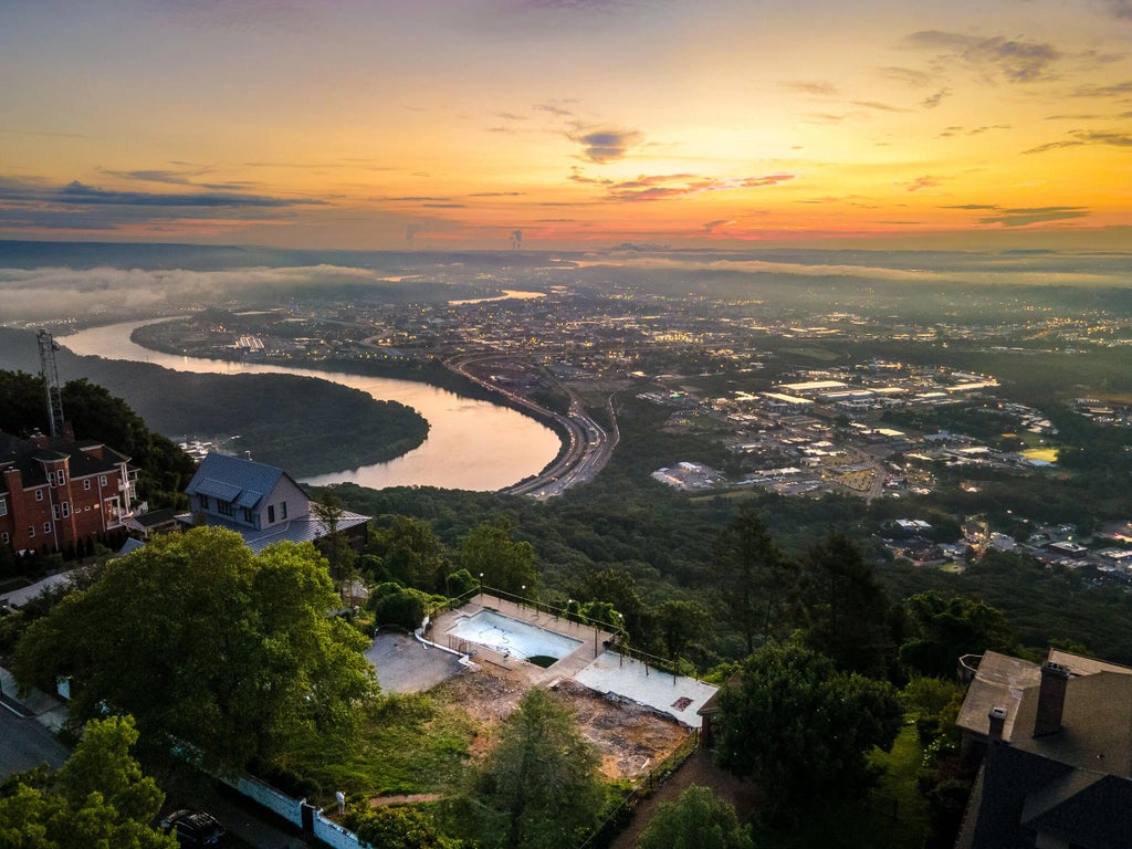 1107 E Brow Road, Lookout Mountain