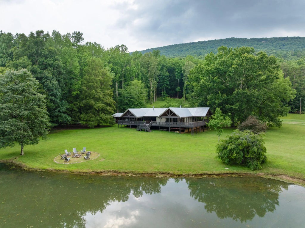 1261 S Cedar Lane, Chickamauga