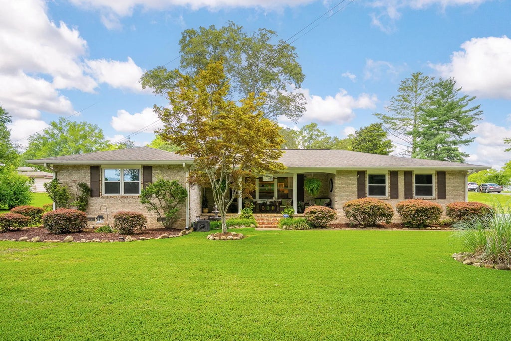 301 Clebourne Avenue, Chickamauga