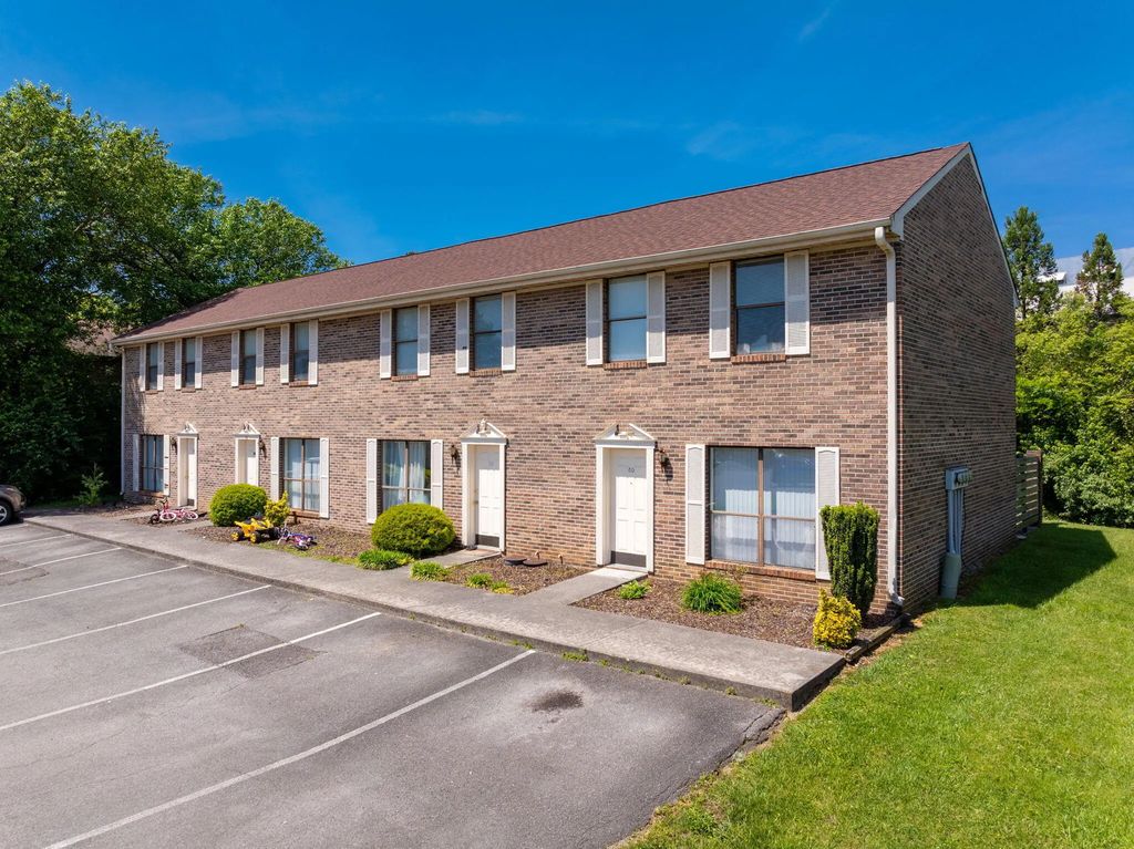 900 Stratford Circle, Cleveland