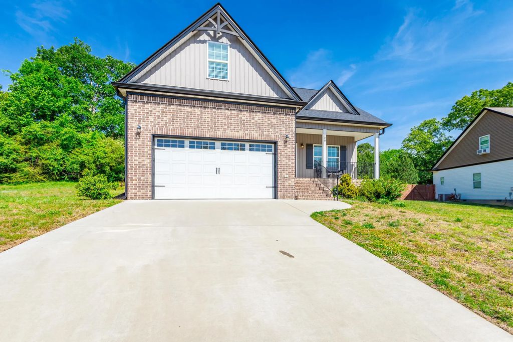 200 Eastview Cove Drive, Cleveland