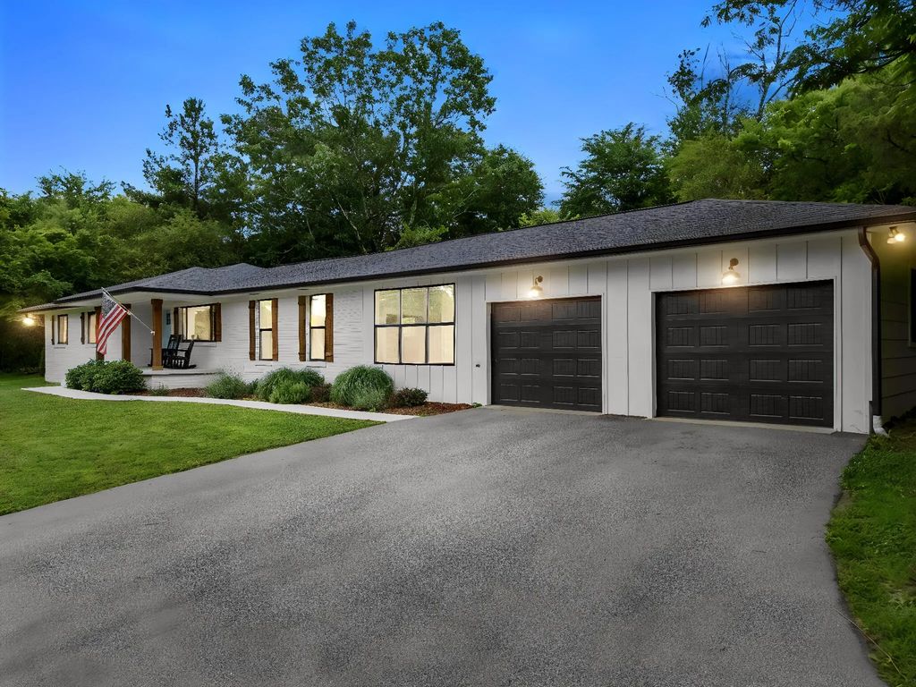 1050 Brock Circle, Ringgold