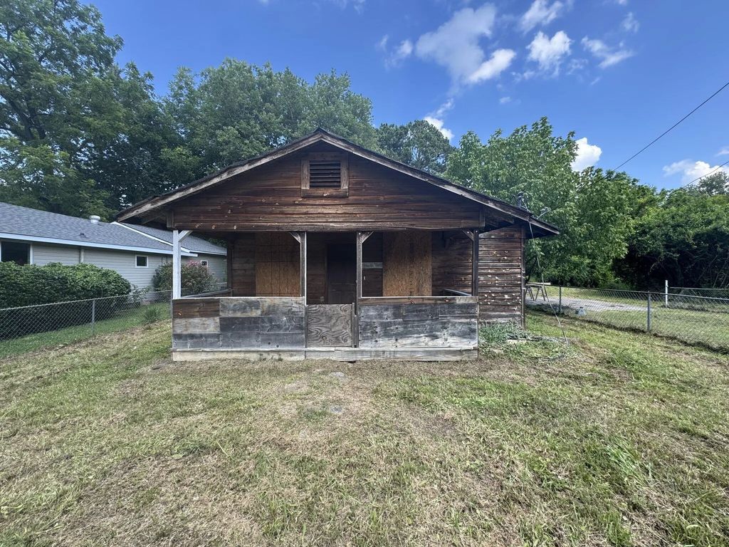 808 Indian Avenue, Rossville