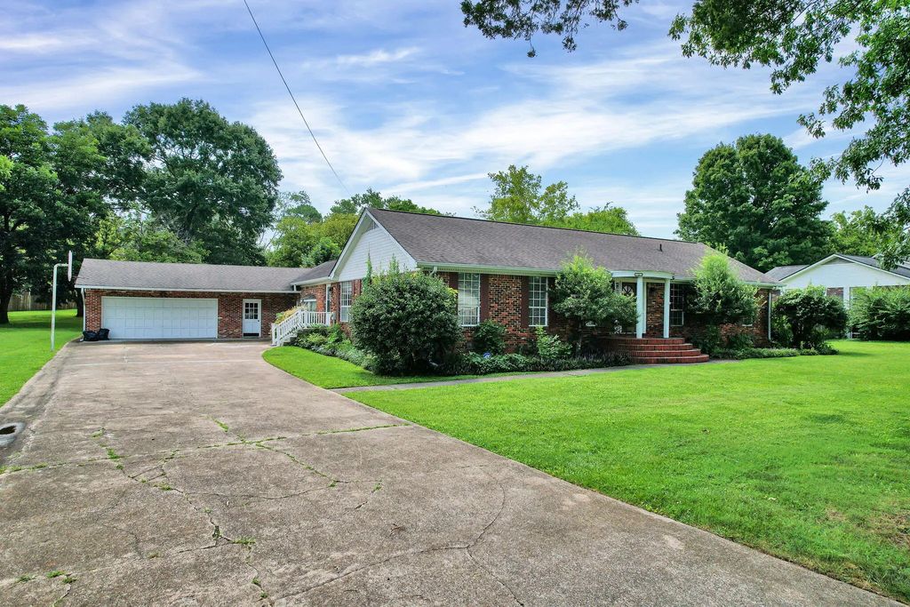 3820 Ne Charleston Drive, Cleveland