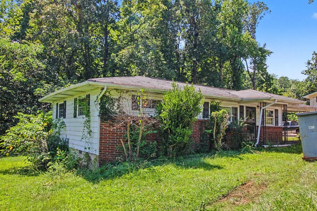 811 Lynn Lane, Rossville