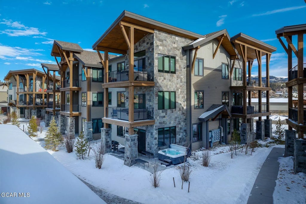 72 Meadow Creek Lane F102, Fraser