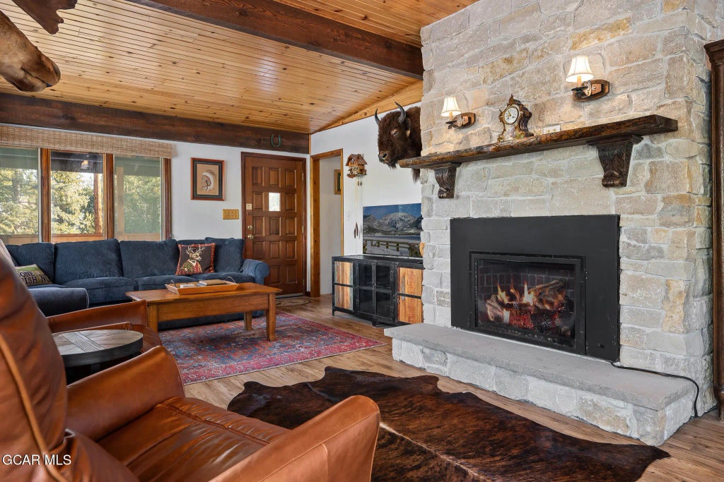 131 Gcr 4947, Grand Lake