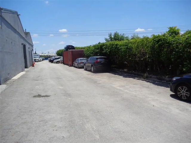 5 of 12 - 3300 Burris Rd, Davie, FL
