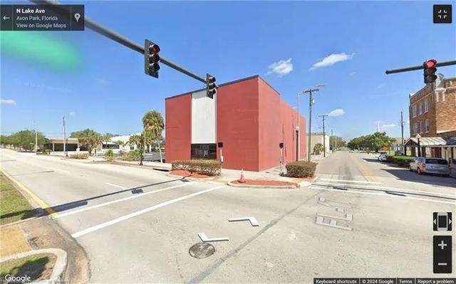 2 W Main St, Avon Park