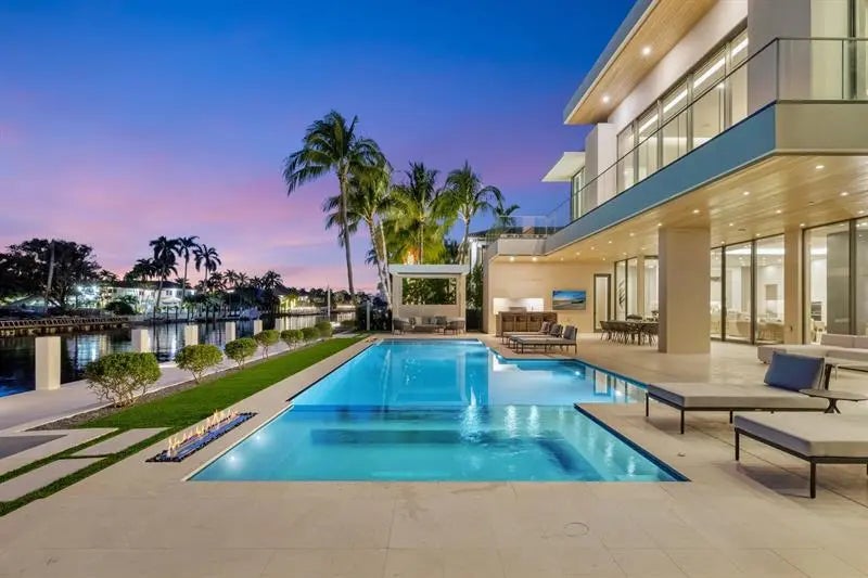 2560 Del Lago Dr, Fort Lauderdale