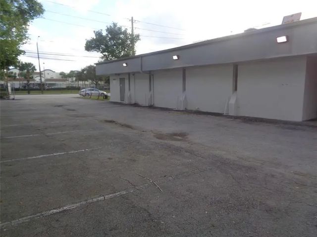4 of 11 - 2323 Nw 19th St, Fort Lauderdale, FL