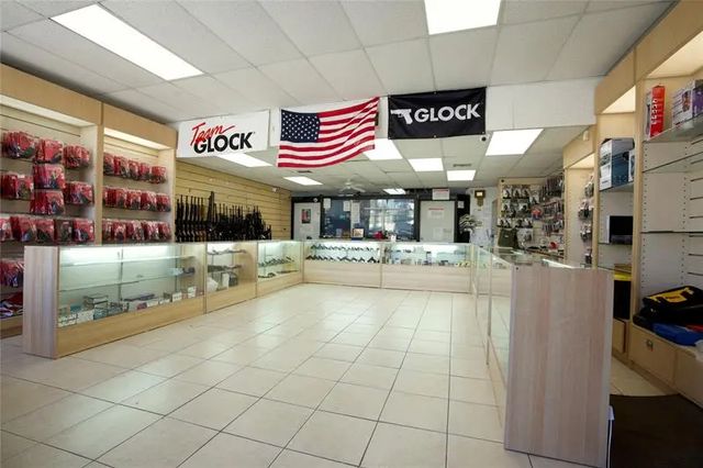 2 of 31 - 4581 N Dixie Hwy, Deerfield Beach, FL