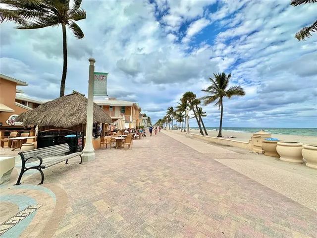 4 of 22 - 2212 N Surf Rd, Hollywood, FL