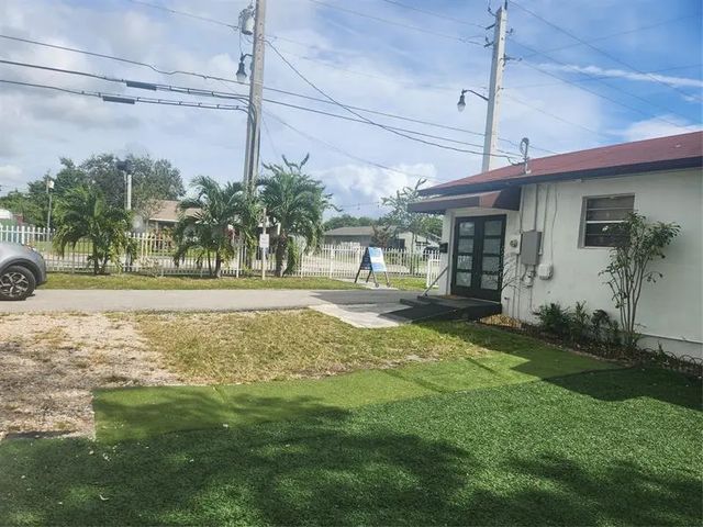 3 of 17 - 1000 Foster Road, Hallandale Beach, FL