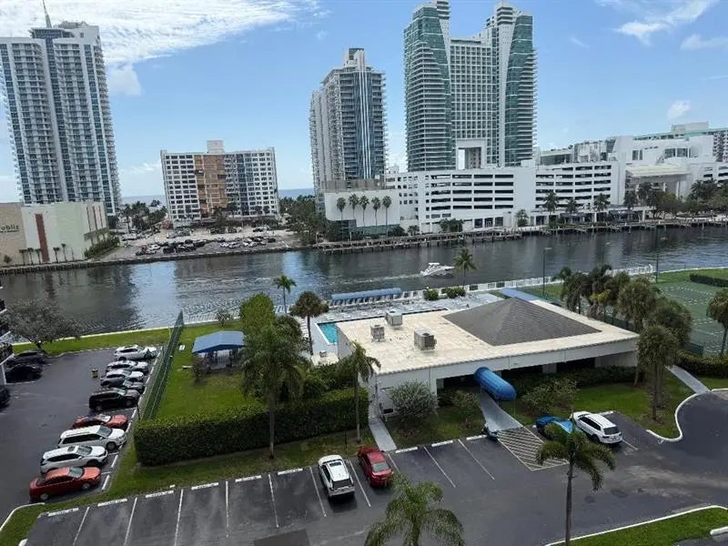 600 Parkview Dr 826, Hallandale Beach