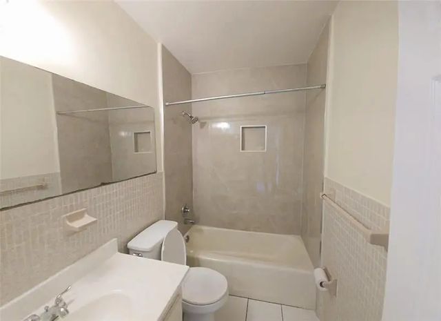 4 of 7 - 3980 Nw 30th Ter, Lauderdale Lakes, FL