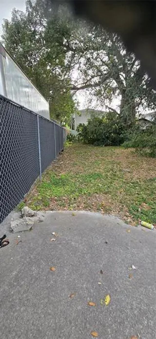 3 of 10 - 2948 Nw 46th St, Miami, FL