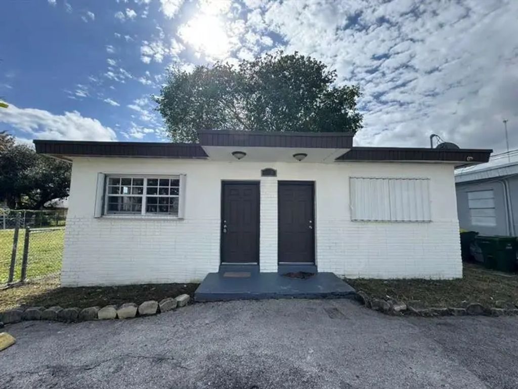 1042 Foster Rd, Hallandale Beach