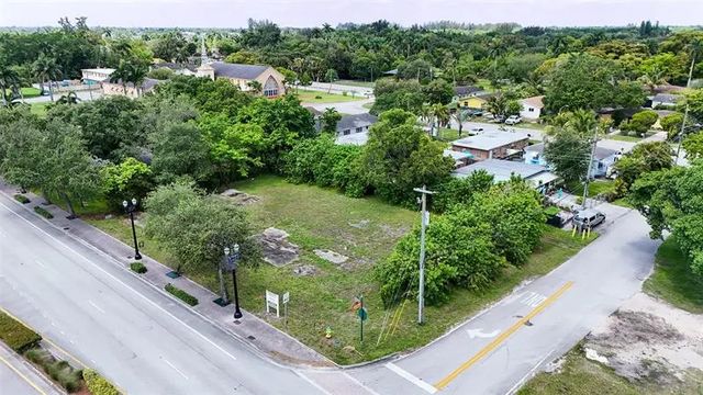 4 of 5 - 6404 Sw 46th St, Davie, FL