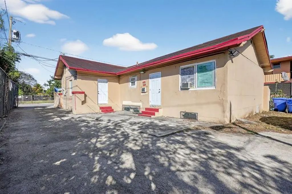 2168 Nw 28 St, Miami