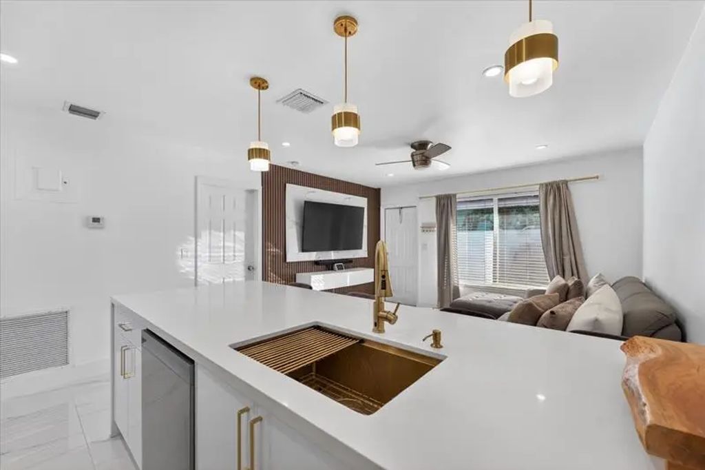 883 Ne 33rd St, Oakland Park